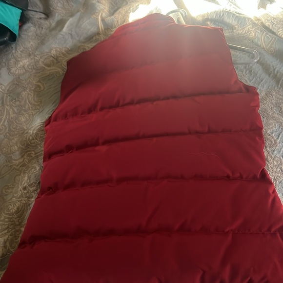 Red Canada goose vest puffer size small. - Picture 4 of 4